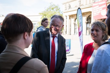 Ministerpräsident Weil spricht mit Ersteller_innen von Spot on