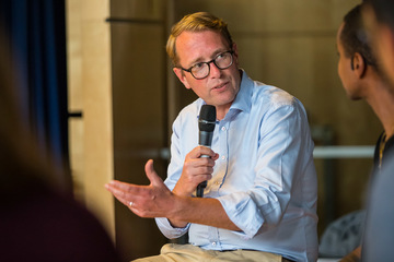 Staatssekretär im Niedersächsischen Ministerium für Wirtschaft, Arbeit, Verkehr und Digitalisierung Stefan Muhle auf dem Podium