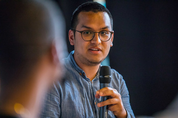 Viet Hoang von der Amadeu-Antonio-Stiftung auf dem Podium