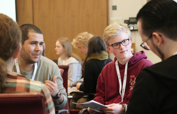 Jugendliche sprechen miteinander im Landtag