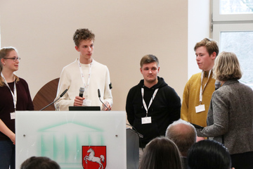 Jugendliche stellen ihre Ideen im Landtag vor