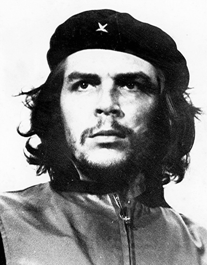 Das Portätbild zeigt einen jungen Mann, Che Guevara, der seinen Blick nach links oben richtet. Er trägt eine Mütze mit einem Stern.