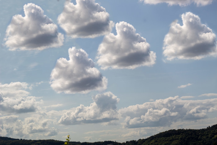 Das Foto zeigt einen Himmel mit gleichförmigen Wolken.