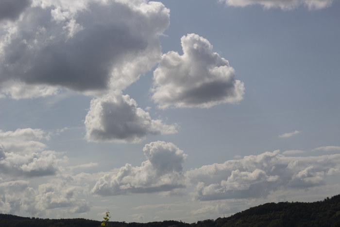 Das Foto zeigt einen Himmel mit Wolken unterschiedlicher Formen