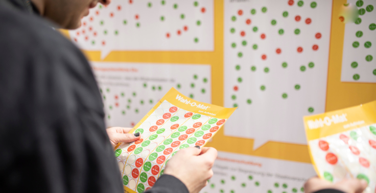 Foto von Wahl-O-Mat zum Aufkleben mit Klebepunkten