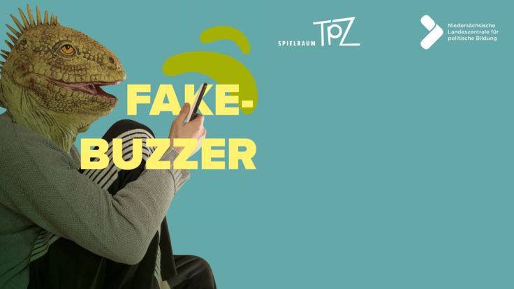 Ein Echsenmensch sitzt mit einem Smartphone in der Hand auf dem Boden. Text: Fake Buzzer, Spielraum TPZ, Niedersächsische Landeszentrale für politische Bildung