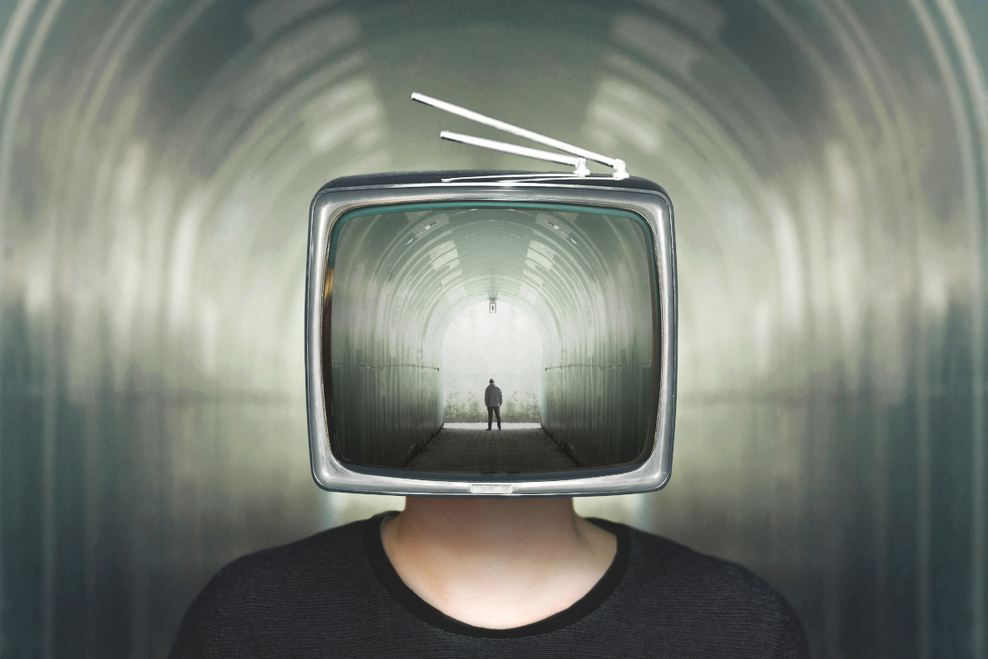 Das Bild zeigt eine Person, die anstelle des Kopfes einen Fernseher auf dem Hals trägt. Darin ist eine Person am Ende eines Tunnels zu erkennen.